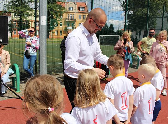 Grafika 22. Wręczanie dzieciom medali przez burmistrza miasta