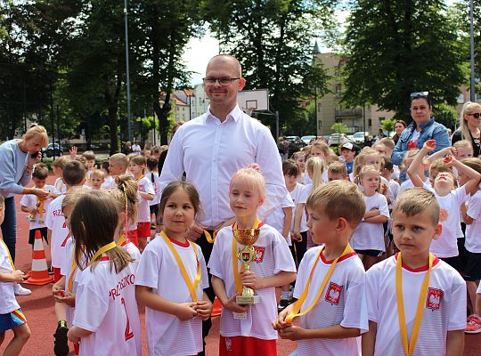 Grafika 25. Burmistrz miasta Jarosław Litwin i zastępca Krzysztof Król wraz z nagrodzonymi dziećmi z przedszkola