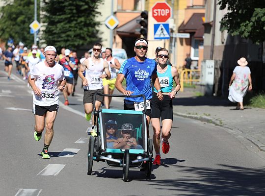 Grafika 22. Zawodnicy na trasie biegu