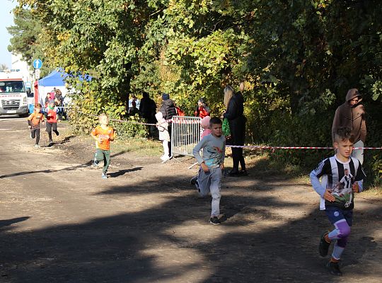 Grafika 13. Zawodnicy na trasie biegu