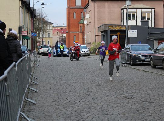 Grafika 17. Zawodniczki na trasie biegu