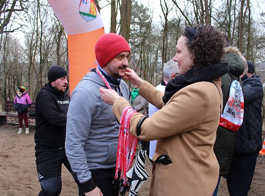 Grafika 29. Wręczanie pamiątkowych medali uczestnikom