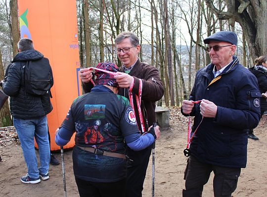 Grafika 35. Wręczanie pamiątkowych medali uczestnikom