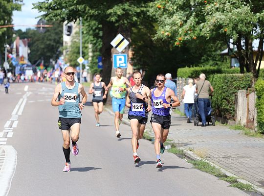 Zawodnicy na trasie biegu